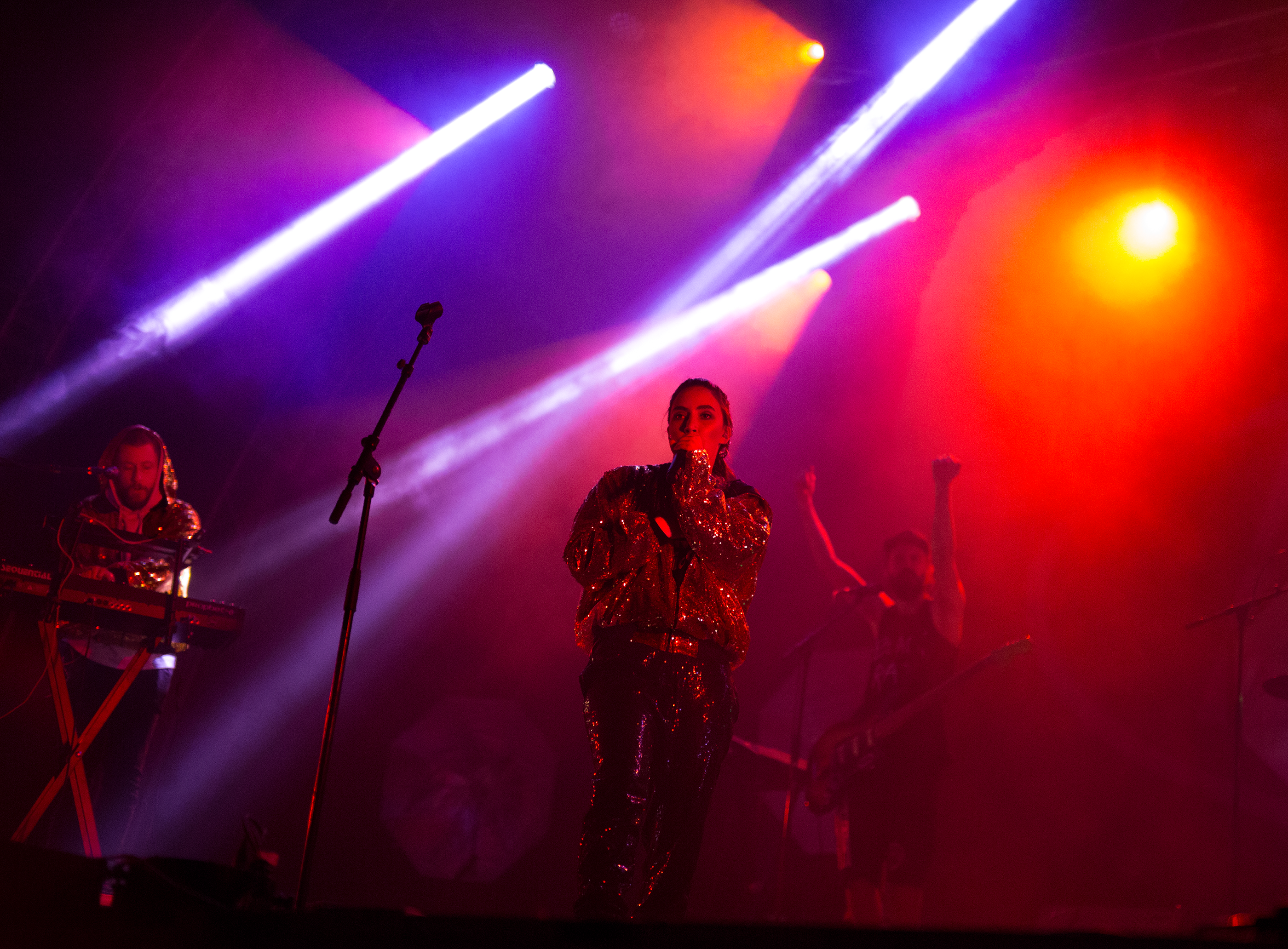 En sanger på scena på Trollrock på Beitostølen med band