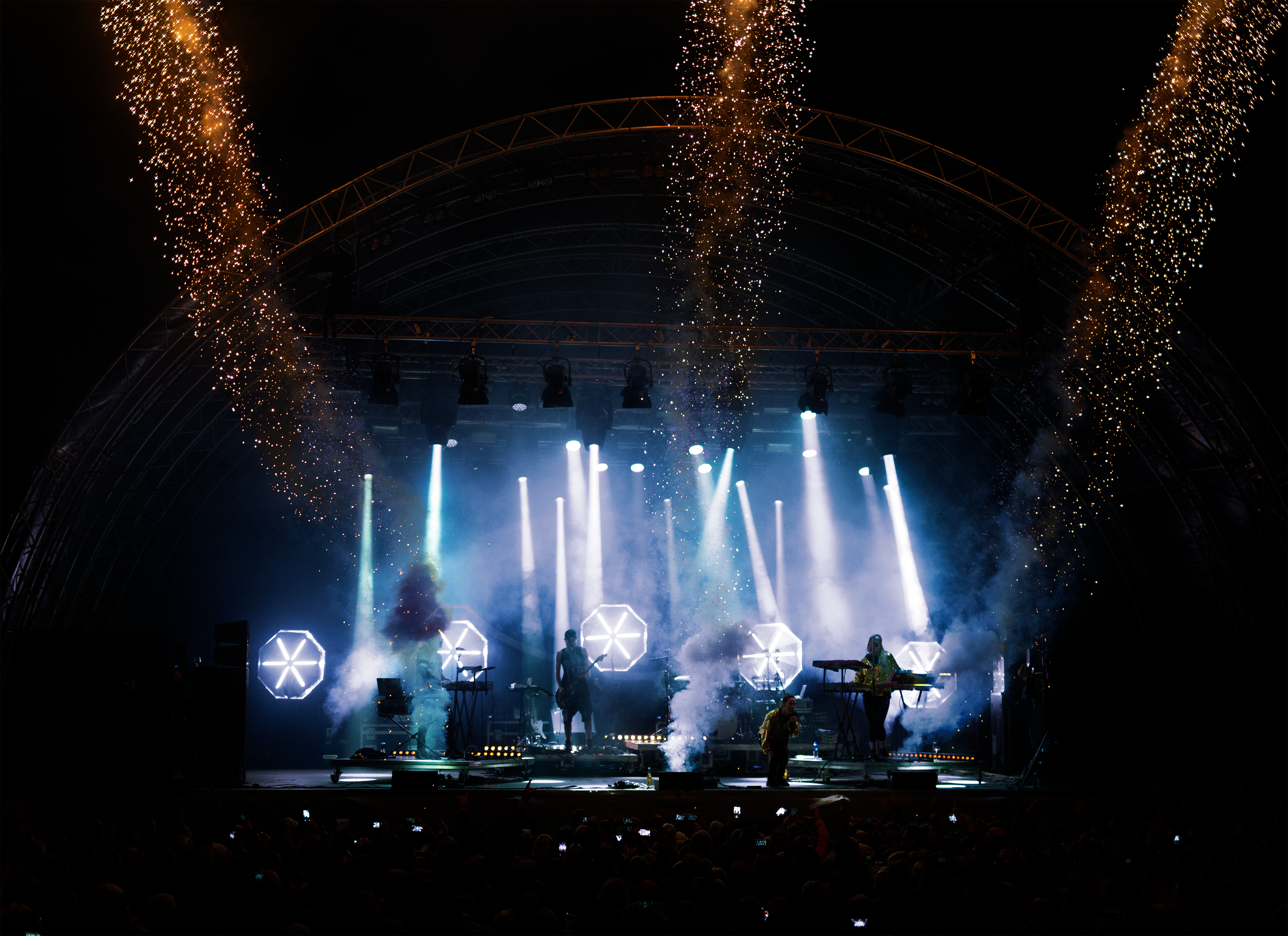 Bilde av Trollrock-scenen på kveldstid med fyrverkeri og lysspill samt band