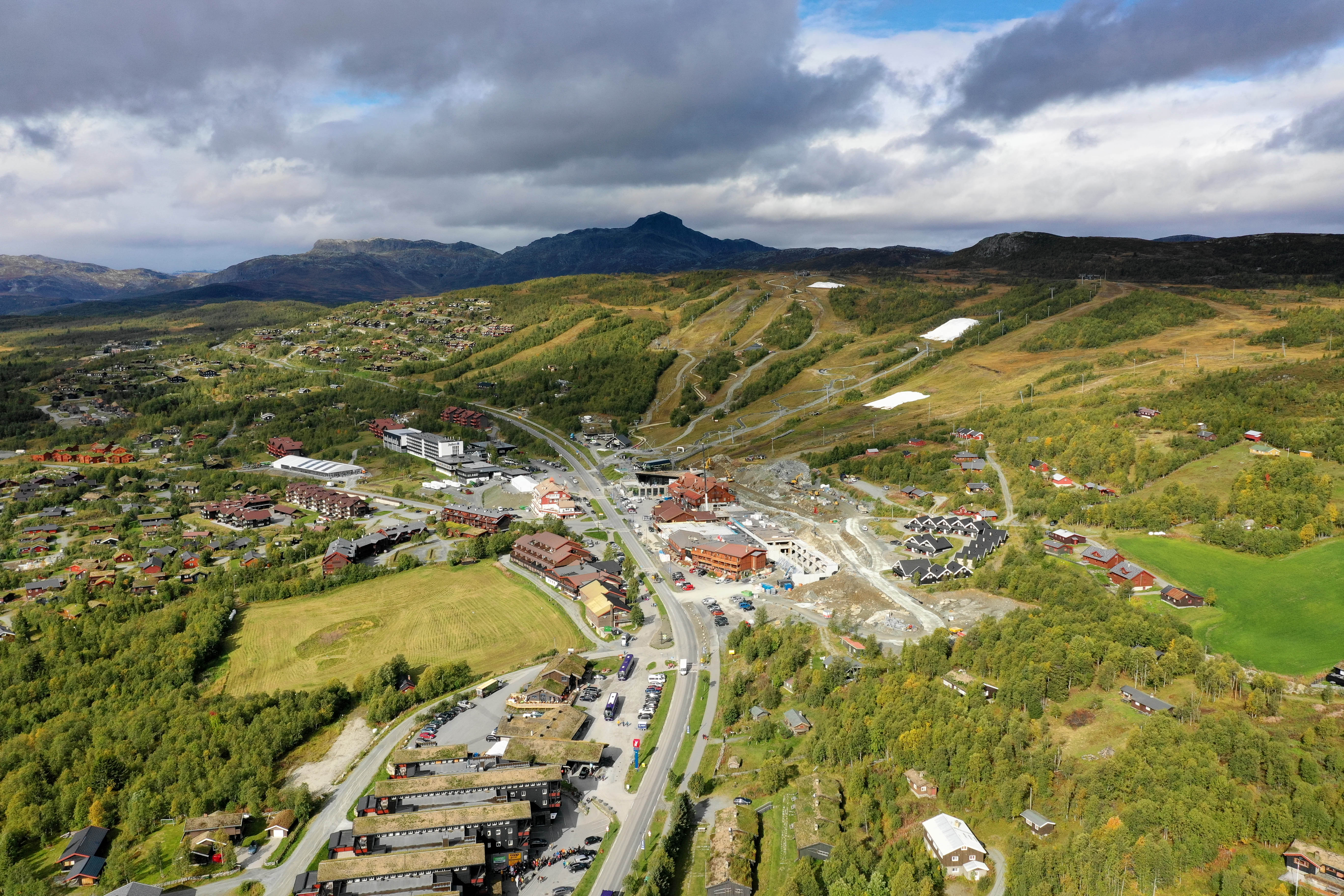 Beitostølen under utvidelse av sentrum på en sommerdag, dronebilde