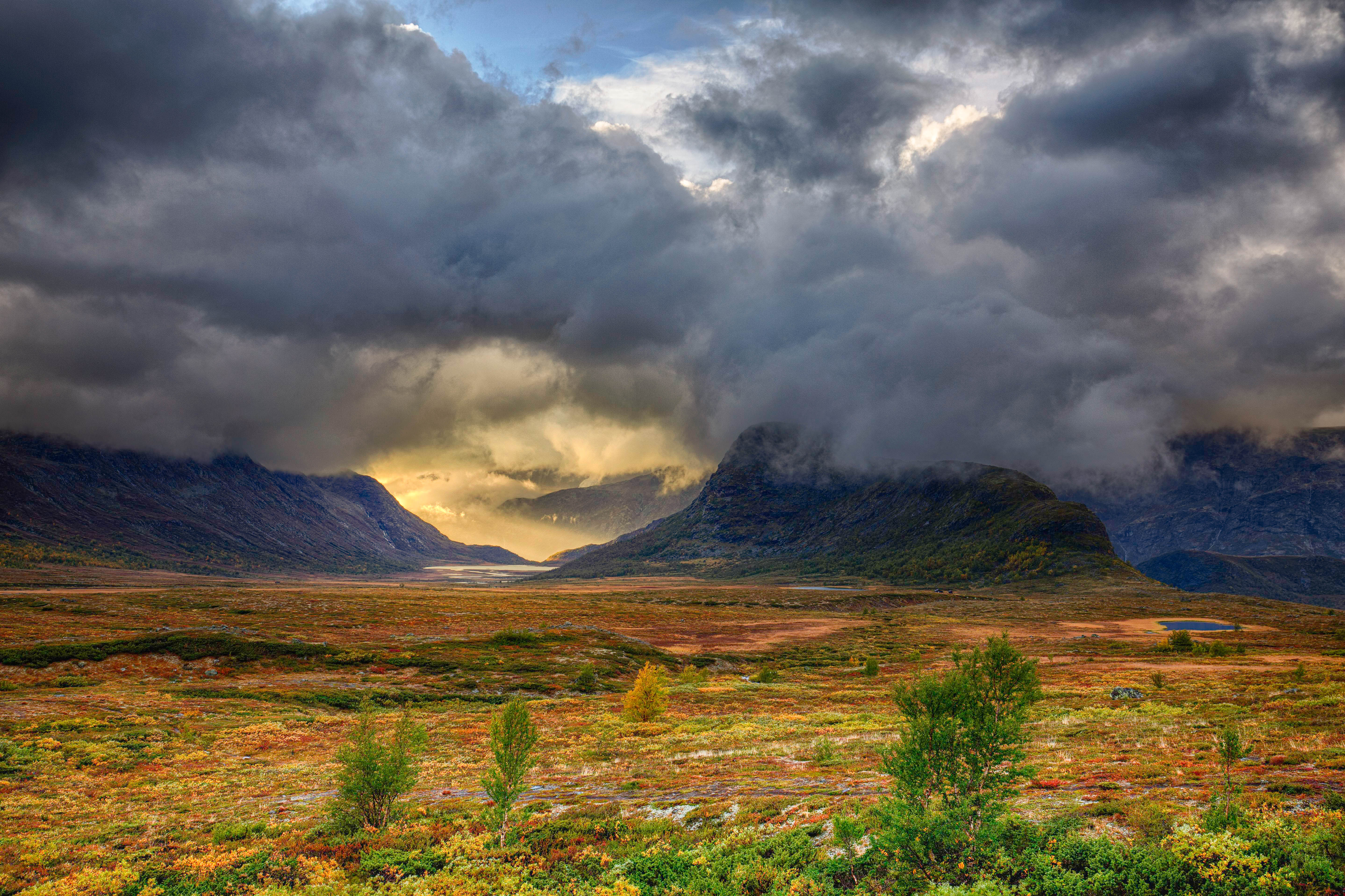 Fjellutsikt Jotunheimen høst med mørke skyer