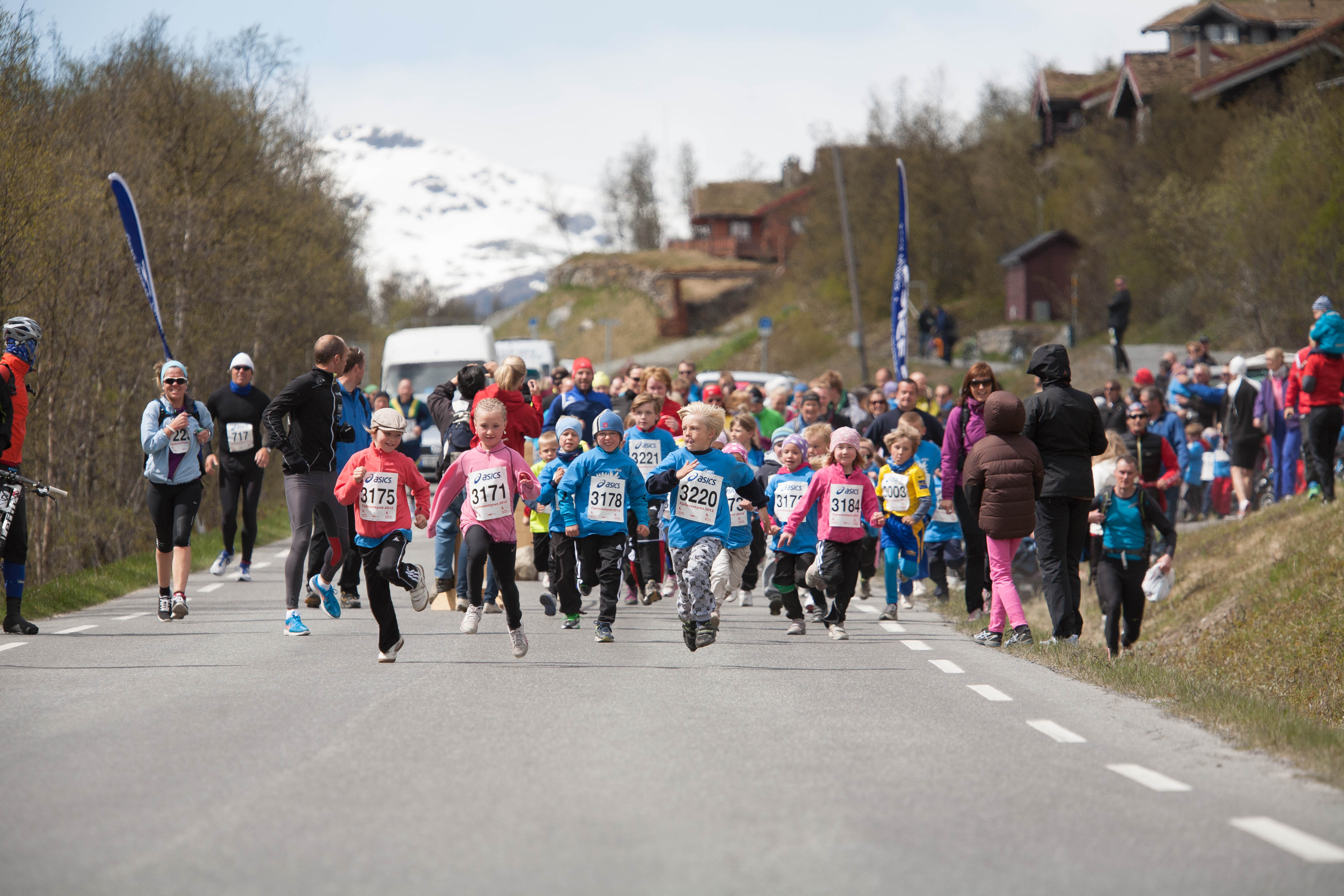 Fjellmaraton fjelltassen med mange barn i full fart