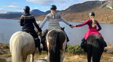 Tre hester og tre jenter på fjellet i Valdres