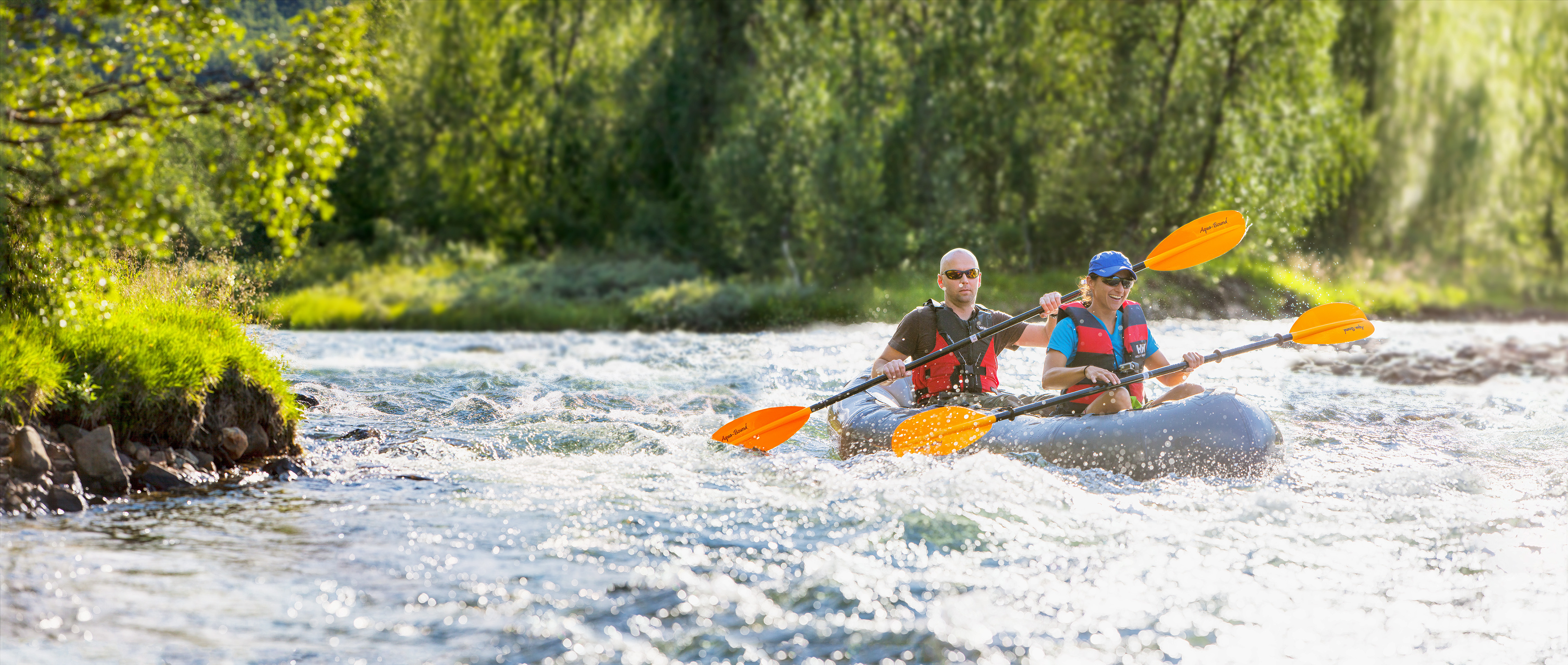 Et par på Packrafting Raudøla med Beito Husky Tours