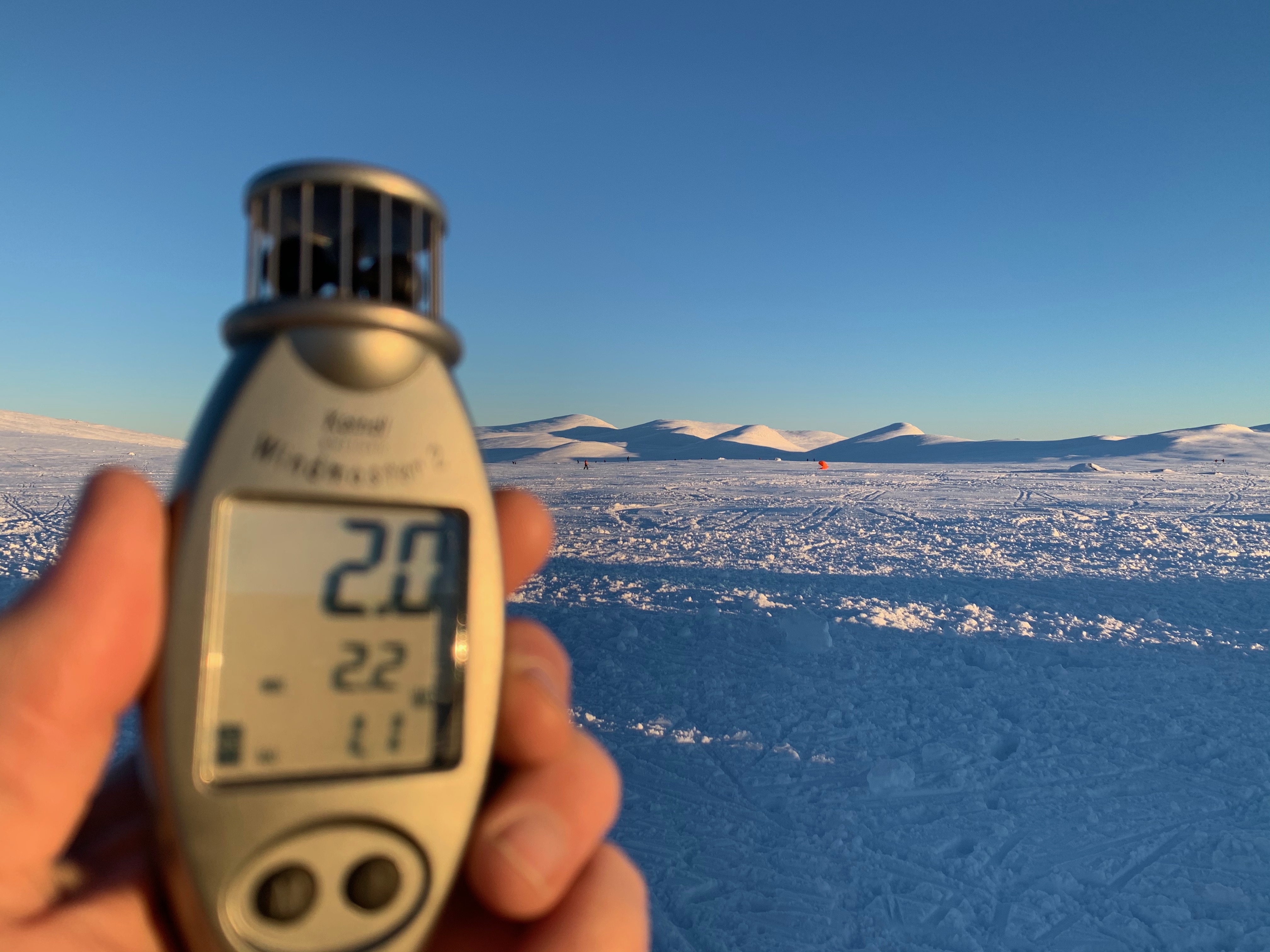 Bilde av måleutstyr og Valdresflya i bakgrunn