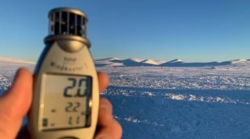 Bilde av måleutstyr og Valdresflya i bakgrunn