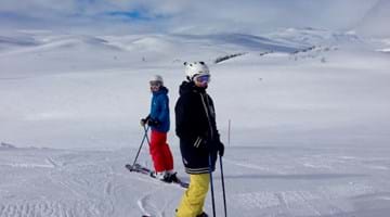 Barn på skitur i Jotunheimen