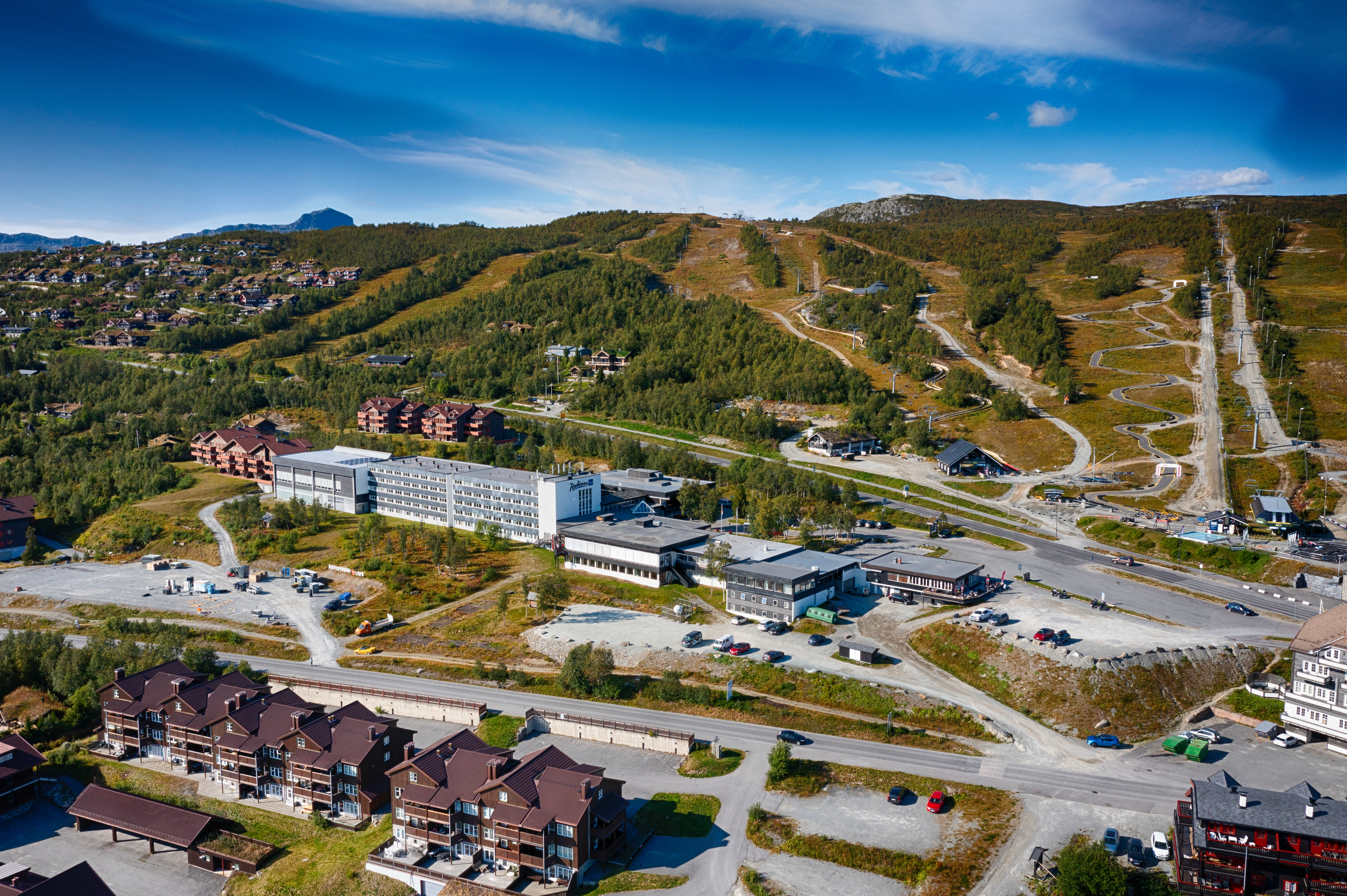 Dronebilde av Beitostølen Resort på sommertid