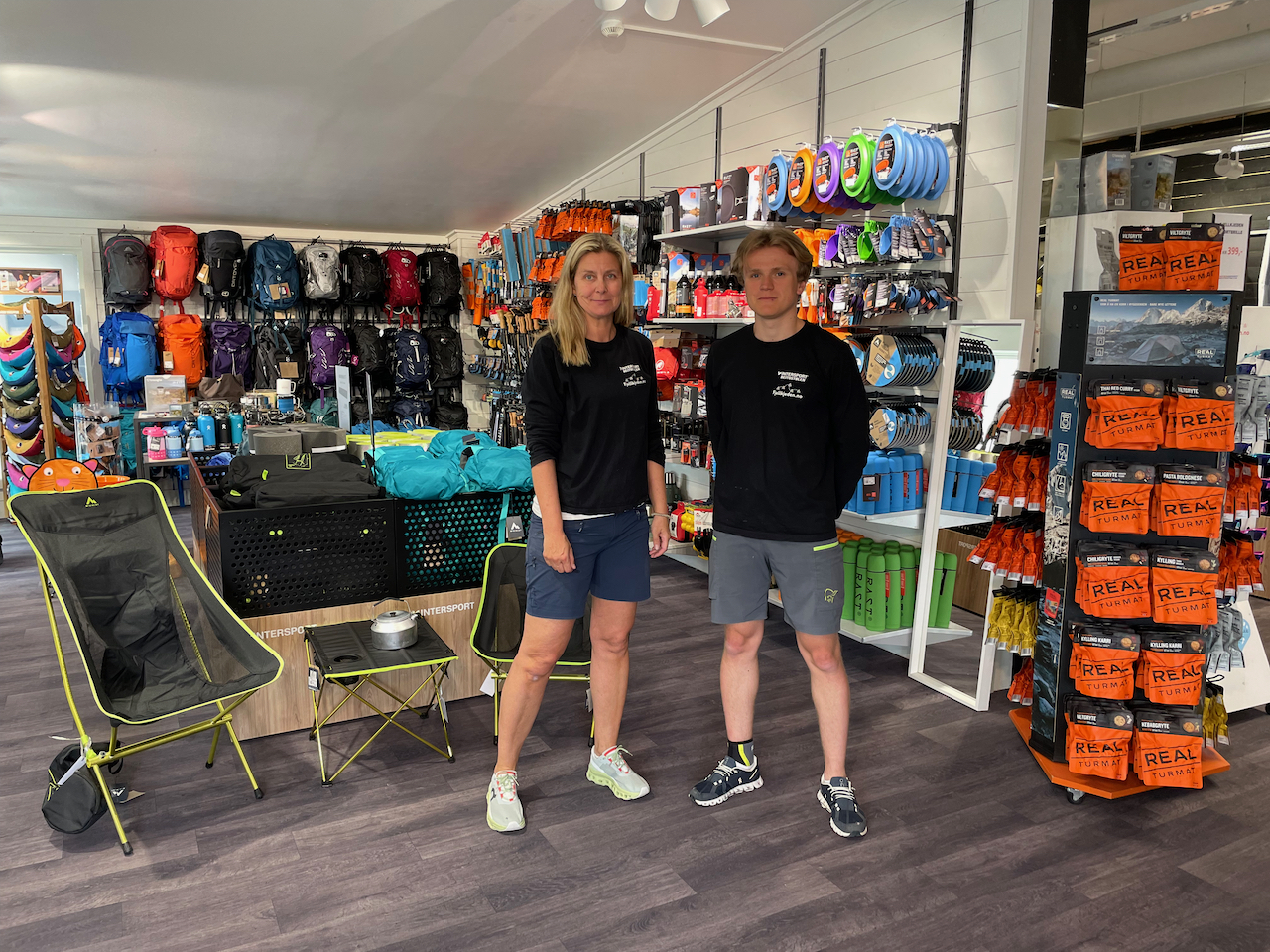 Intersport Beitostølen med to hyggelige ansatte i bildet