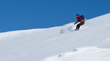 Randonee på snowboard på Valdresflya i strålende sol