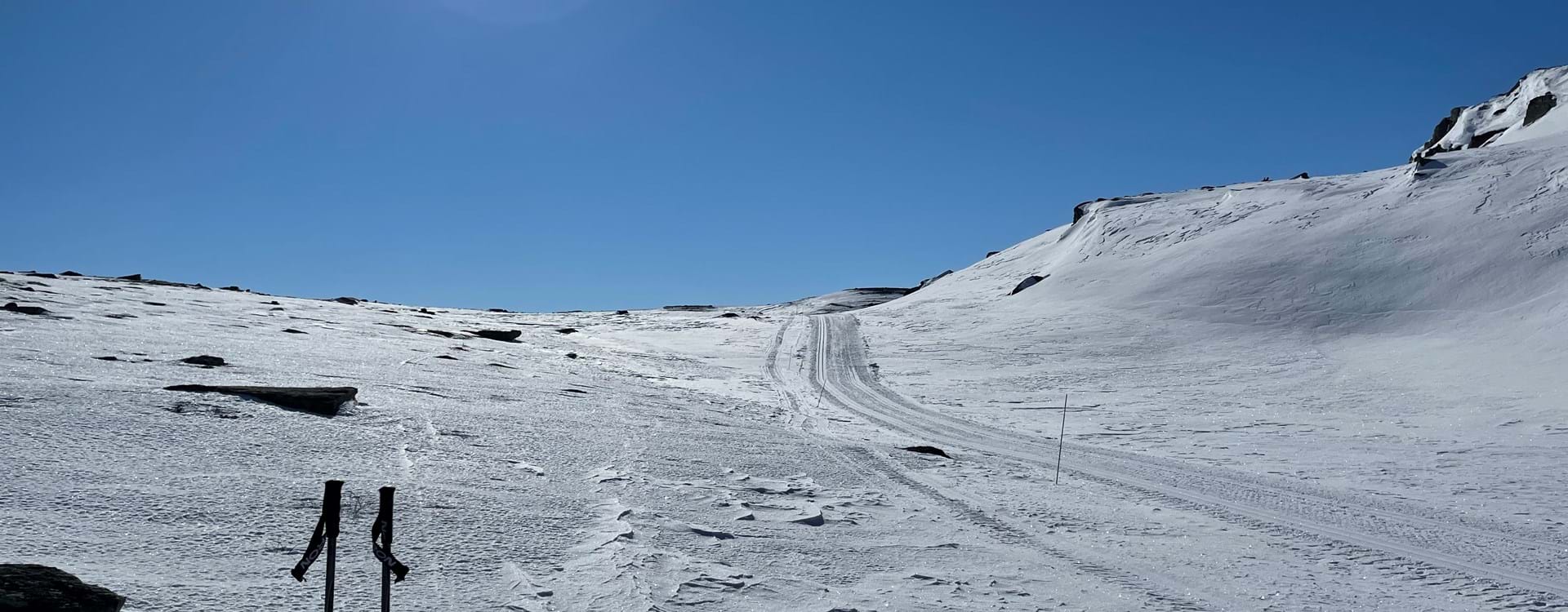 Langrennsløype på Valdresflya i strålende sol