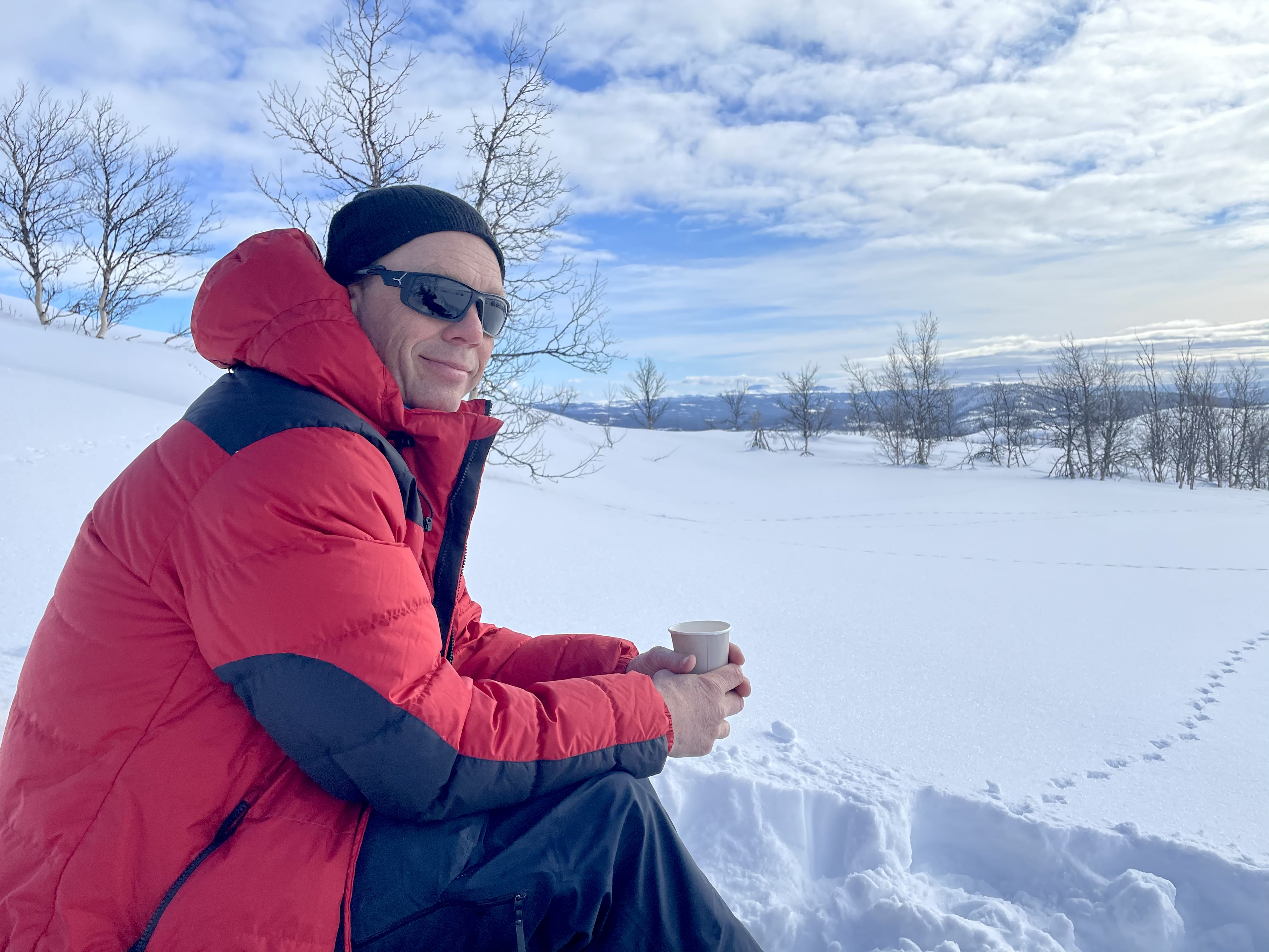 Påske-Nicolay koser seg med påskekaffe i påskesnøen. På påsketur.