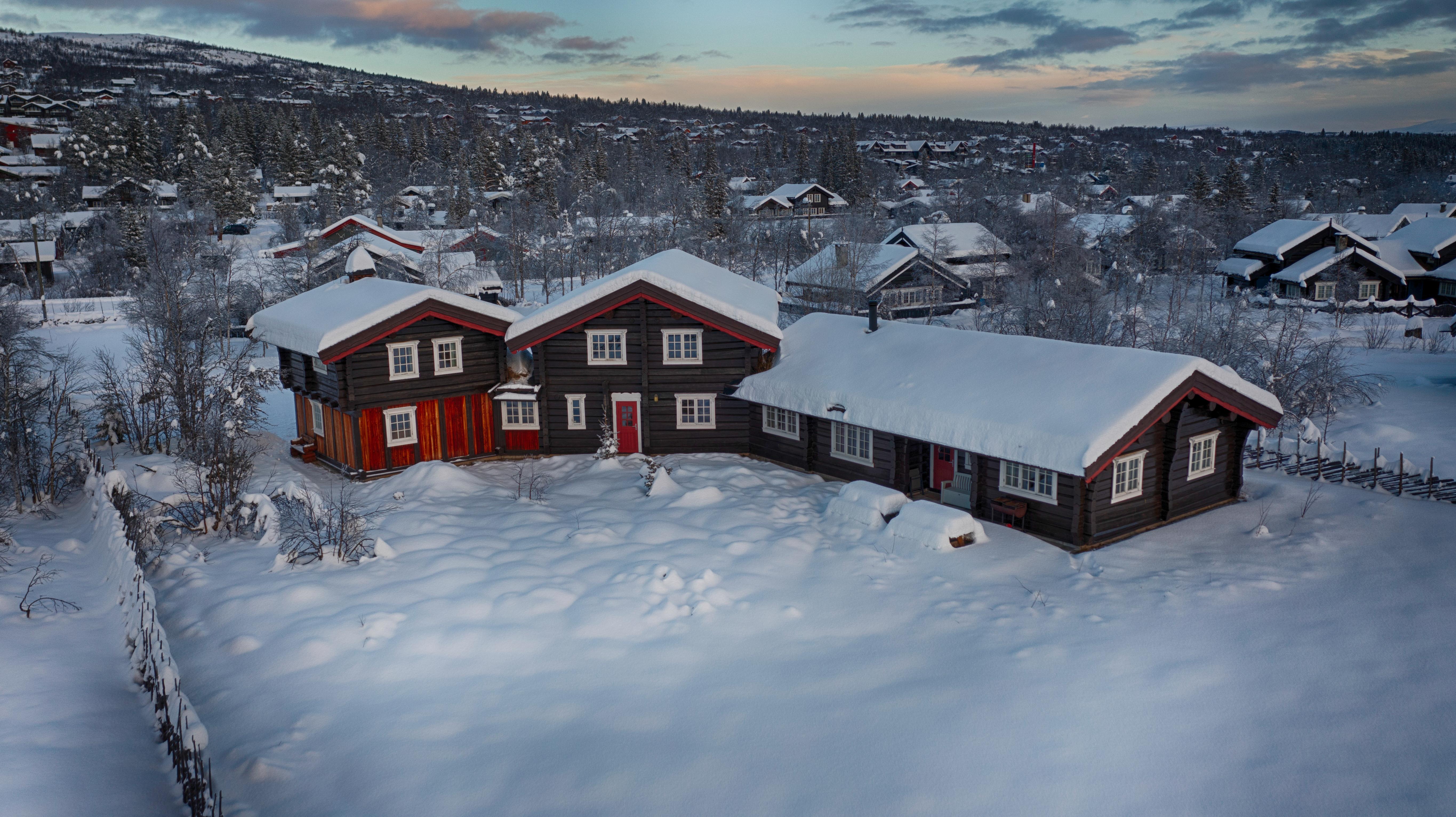 Dronebilde av Peerstunet på vinteren, stor hytte
