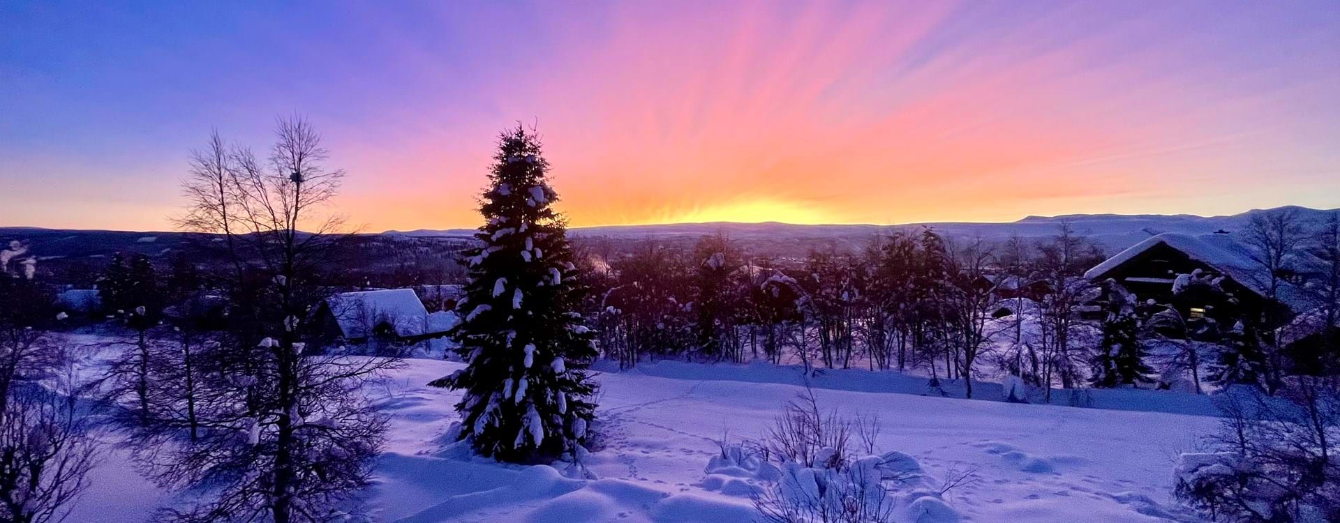 Solnedgang i flott fargespill på boligfeltet på Beitostølen
