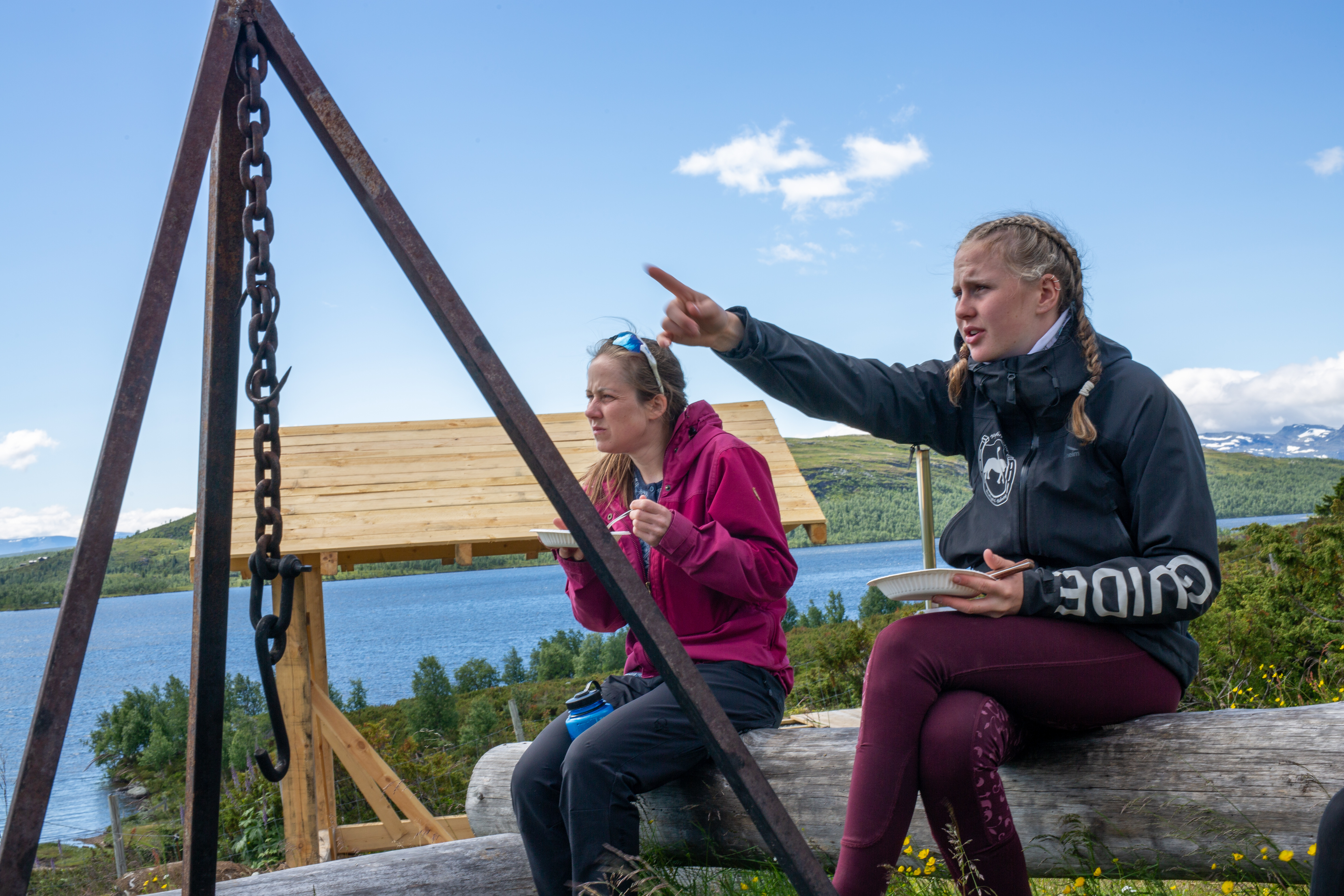 Jenter Som Tar Pause På Ridetur På Beitostølen