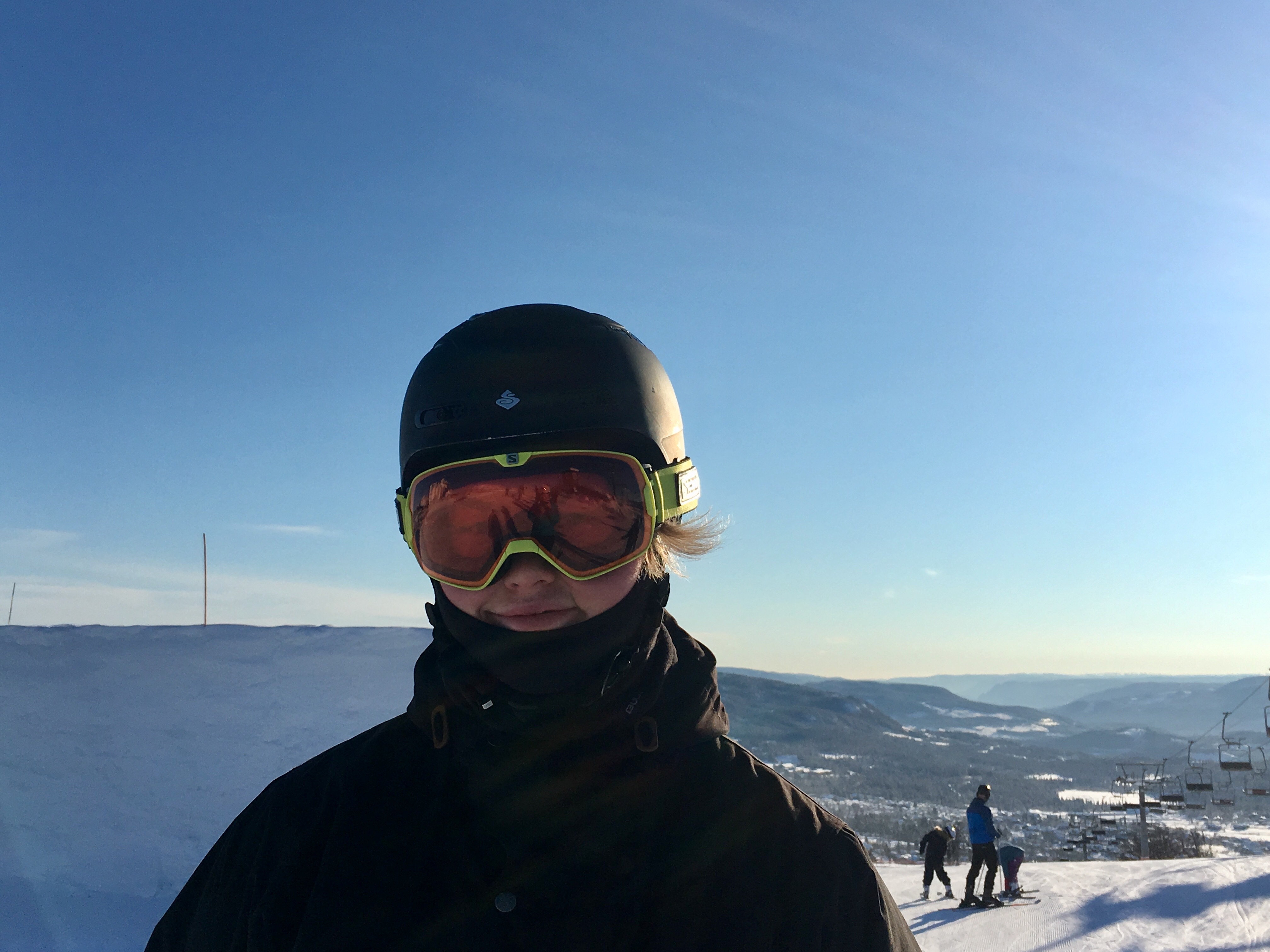 Daniel På Snowboard På Skibakken På Beitostølen