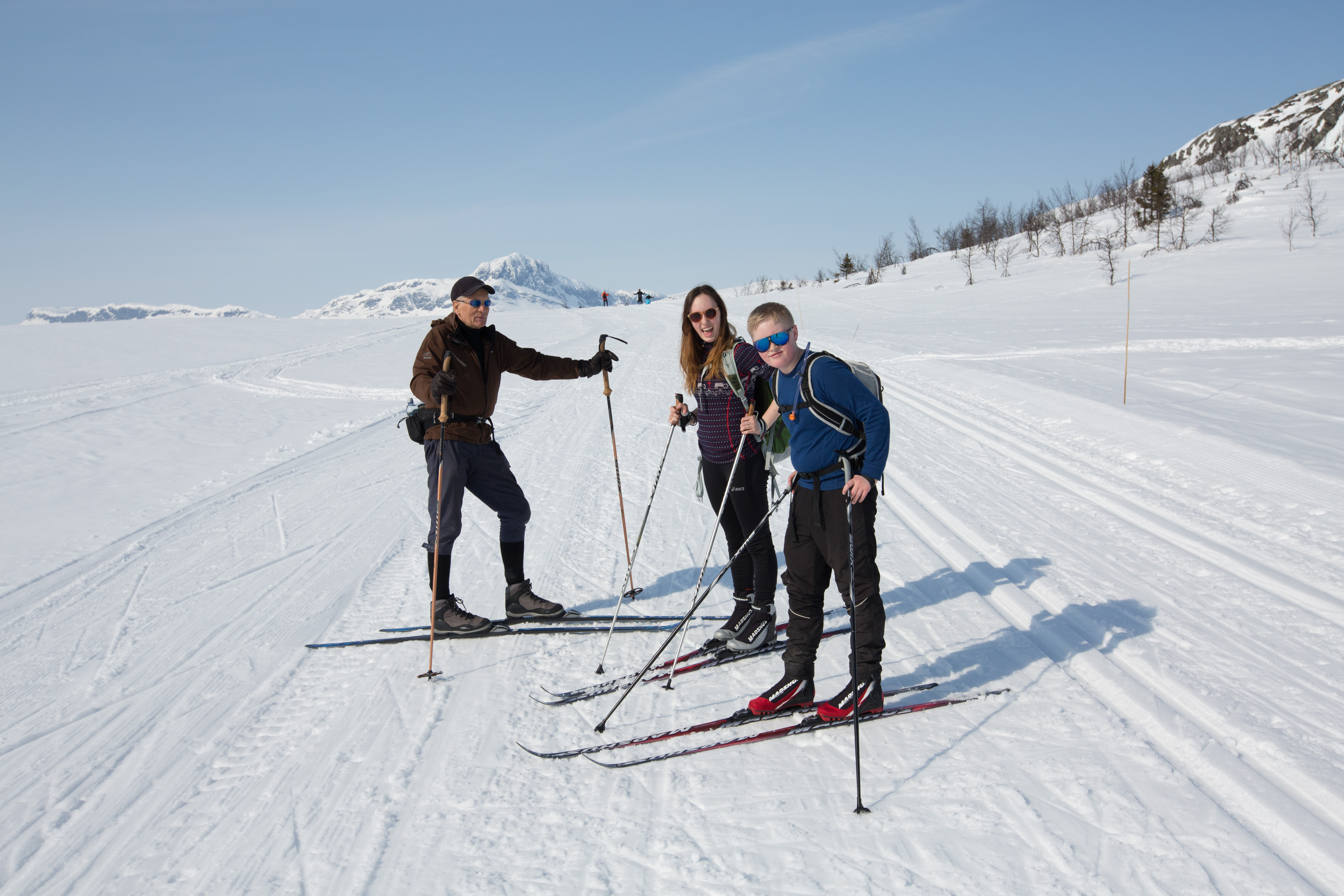 Familie På Langrenntur På Beitostølen Med Bitihorn I Bakgrunn