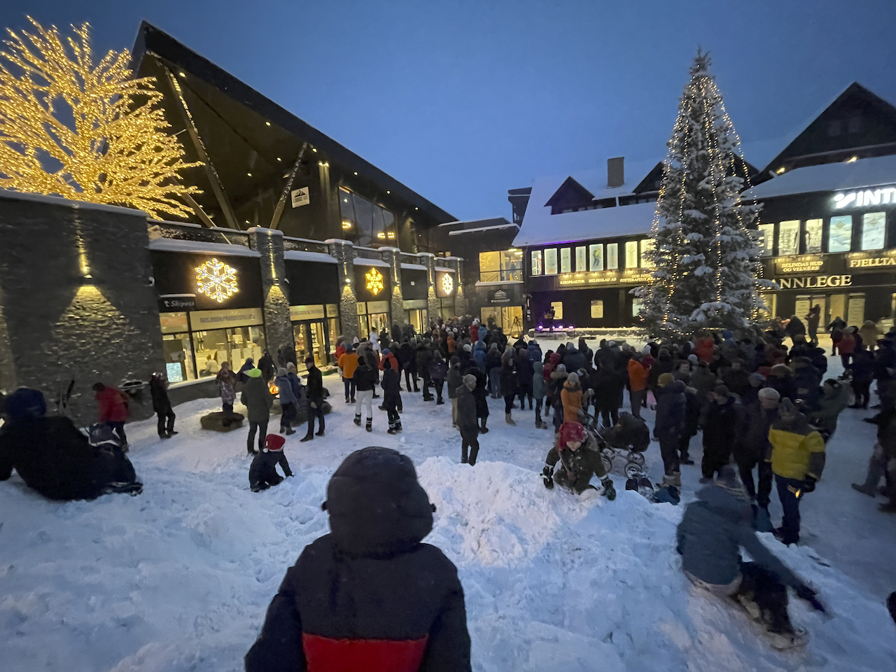 Julegateåpning Med Juletre Og Varm Drikke På Beitostølen