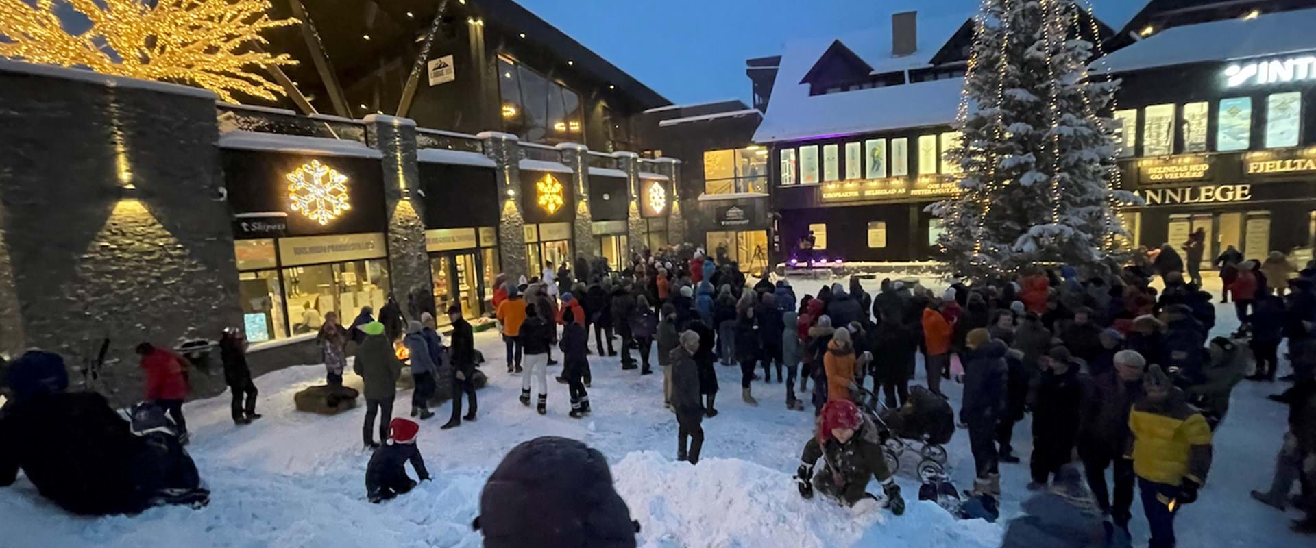 Julegateåpning Med Juletre Og Varm Drikke På Beitostølen